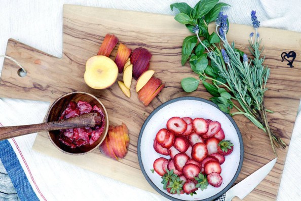 WEEKEND COCKTAILS: EYE SWOON’S PEACH, STRAWBERRY & BASIL SUMMER SANGRIA