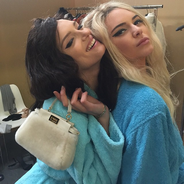 HERE’S WHAT KENDALL JENNER LOOKS LIKE WITH BLONDE HAIR