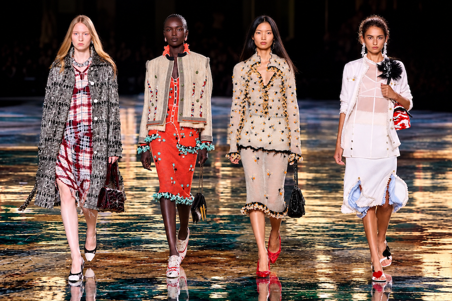 CHANEL SS27, MODELS AND DECONSTRUCTED TWEED: THE NEW MOVES FORWARD